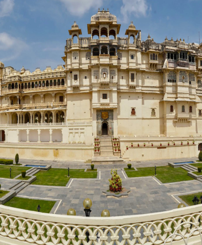 Enchanting Udaipur: Exploring the Rich Heritage and Natural Beauty of the City of Lakes